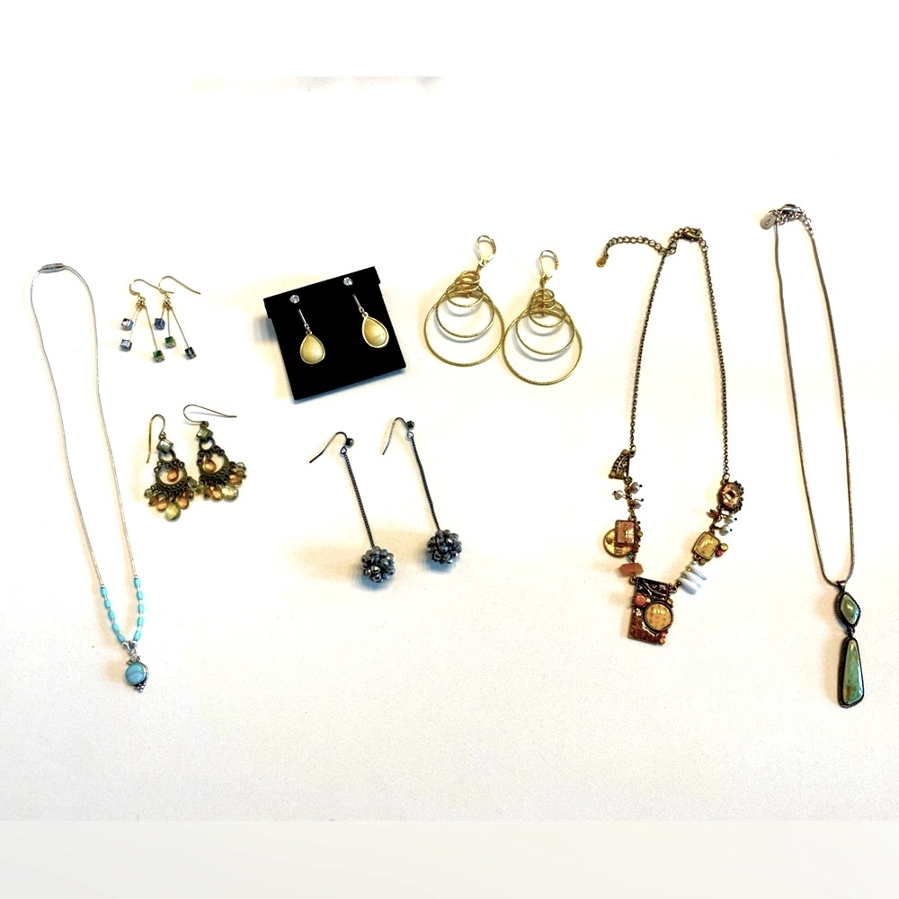 Lot of jewelry! 5 earrings, 3 necklaces. Silver gold black